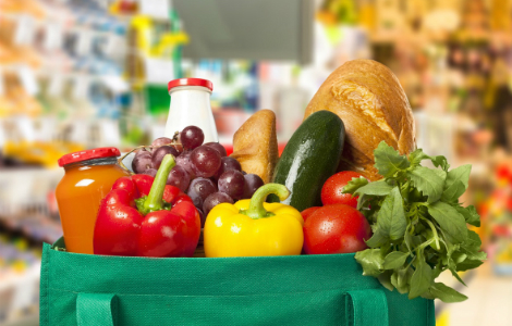 продукты питания в магазине - потребительская корзина - овощи, молоко, хлеб, мясо, зелень, фрукты, сок