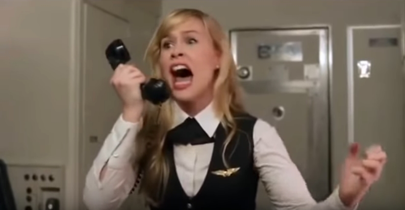 предполетная речь бортпроводника на английском с переводом на русский - злая красивая стюардесса кричит на пассажиров в самолете