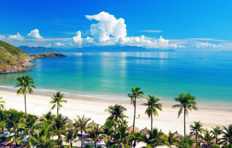 мальдивы, таиланд, бали - пляж в индийском океане с лазурным берегом и белым песком